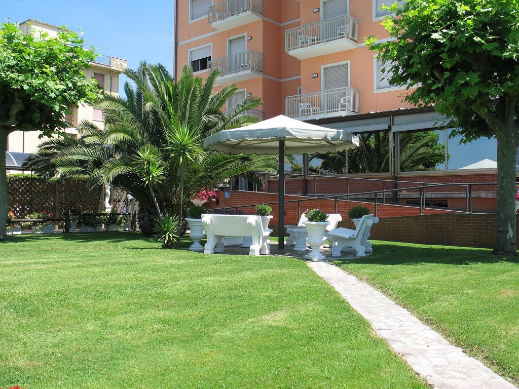 Hotel Bixio Lido di Camaiore Dış mekan fotoğraf